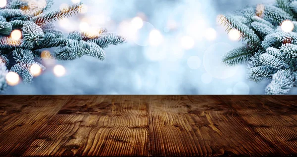 Kışın Arka Planda Köknar Dallarıyla Kaplı Rustik Ahşap Masa — Stok fotoğraf