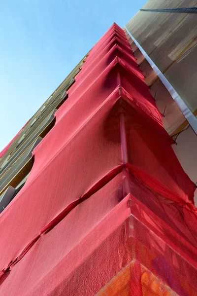 Échafaudage Avec Accent Rouge Spécial Contre Ciel Bleu Acier — Photo