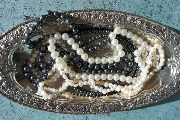 Perlas Una Bandeja Plata —  Fotos de Stock