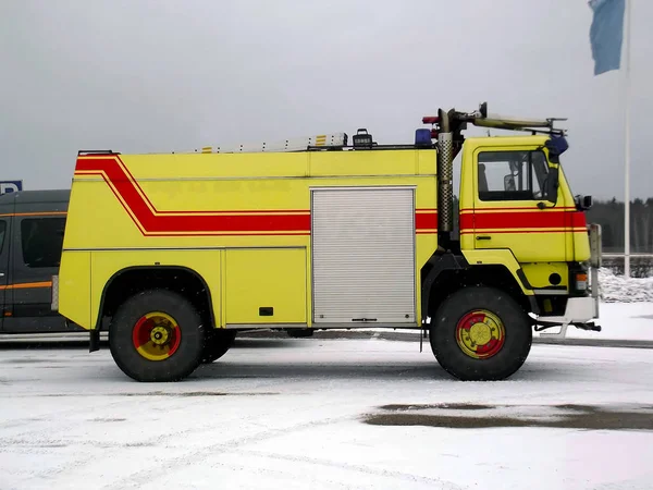 Πυροσβεστική Μηχανή Βρίσκεται Στο Πάρκινγκ Του Αεροδρομίου Ελσίνκι Μάλμι — Φωτογραφία Αρχείου