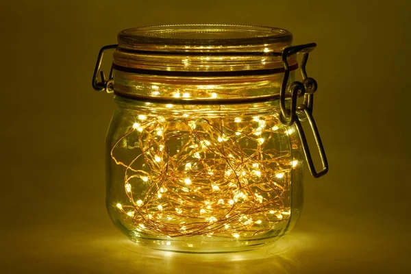 ไฟท ไดโอดเปล งแสง 100 ดวงสว างข นในขวดเมส — ภาพถ่ายสต็อก