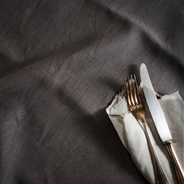 Mantel Lino Negro Con Cubiertos Plata Fina Para Una Cena —  Fotos de Stock