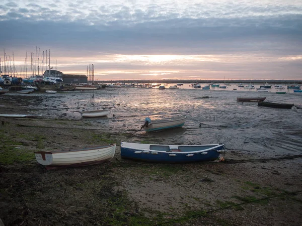 Sol Nedgång Himmel Dramatiska Moln Hav Front Strand Hamn Marina — Stockfoto