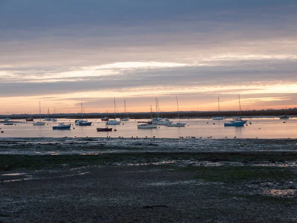 Zonsondergang Hemel Dramatische Wolken Zee Strand Haven Jachthaven Boten Afgemeerd — Stockfoto