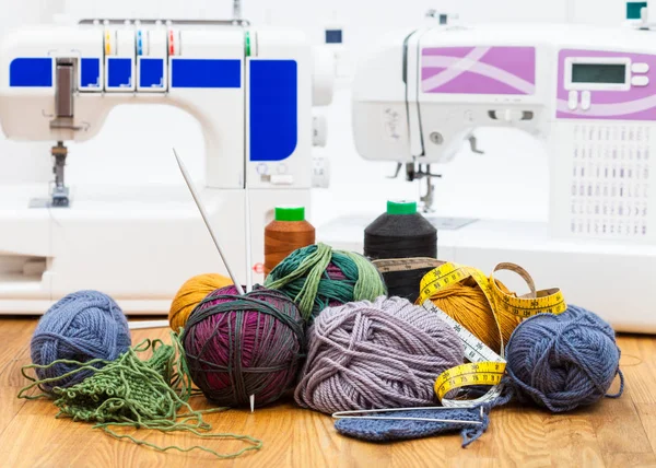 Needlework Ainda Vida Fios Tricô Mesa Máquinas Costura Fundo — Fotografia de Stock