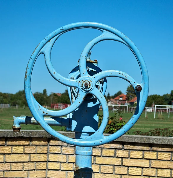 Roda Azul Bomba Poço Água Perto — Fotografia de Stock