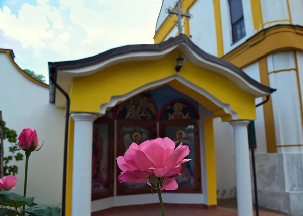 Rosa Rosa Frente Una Pequeña Capilla Abierta Monasterio —  Fotos de Stock