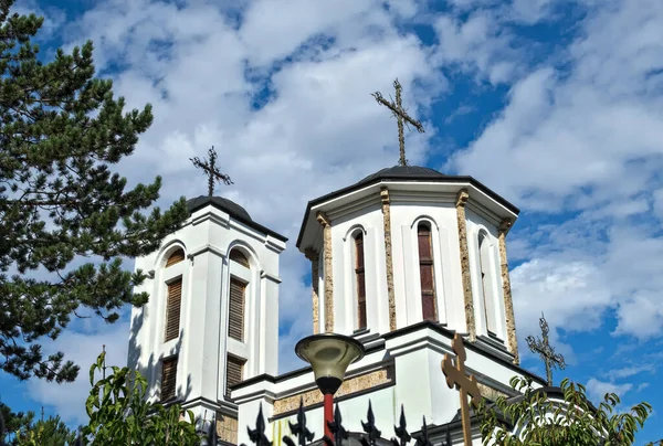 Две Церковные Башни Облачное Небо Заднем Плане — стоковое фото