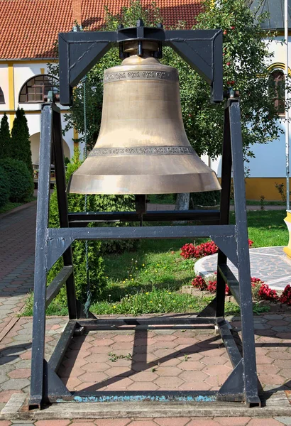 Campana Grande Chiesa Nel Giardino Del Monastero Primo Piano — Foto Stock