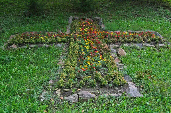 Cross Gjord Blommor Och Klippor Etno Park — Stockfoto