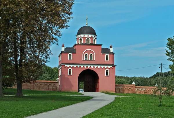 Entrée Monastère Krusedol Serbie — Photo