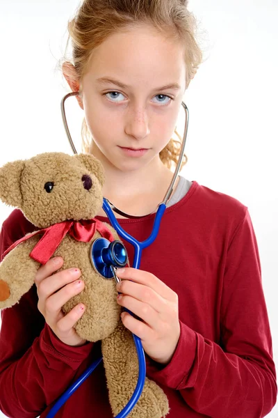 Blond Dziewczyna Check Pluszowy Miś Stetoskopem — Zdjęcie stockowe