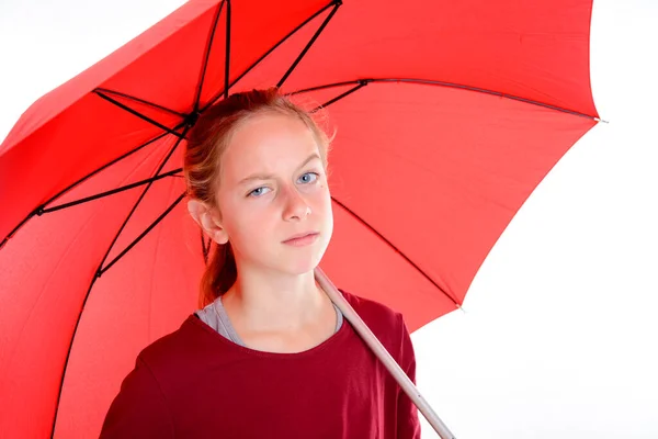 Loira Menina Com Guarda Chuva Vermelho Frente Fundo Branco — Fotografia de Stock