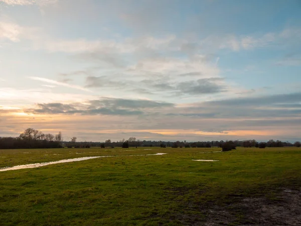 Leer Nasses Gras Feld Wenig Licht Sonnenuntergang Landschaft Dedham Ebene — Stockfoto