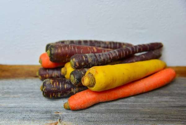 Diferentes Zanahorias Primitivas Una Tabla Madera Cocina — Foto de Stock