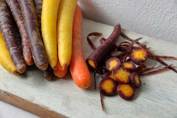 Diferentes Zanahorias Primitivas Una Tabla Madera Cocina — Foto de Stock