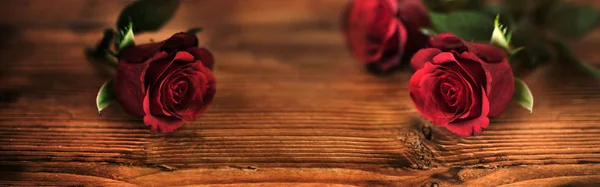Κόκκινα Τριαντάφυλλα Ρουστίκ Ξύλο Για Μια Πινακίδα Ημέρα Του Αγίου — Φωτογραφία Αρχείου