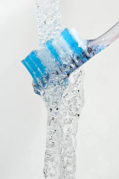 Spazzolino Denti Con Gocce Acqua Sfondo Bianco — Foto Stock