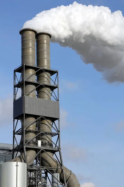 近代的なコージェネ工場の工業用煙突を喫煙し — ストック写真