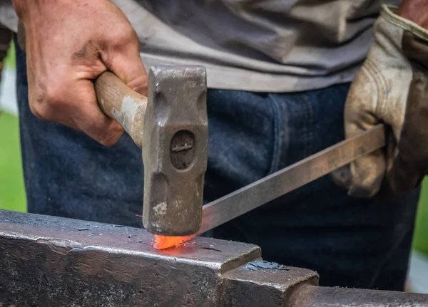 在伦敦斯特瑞瑟姆公园举行的中世纪集市上 一个铁匠正在锤炼炽热的铁 — 图库照片