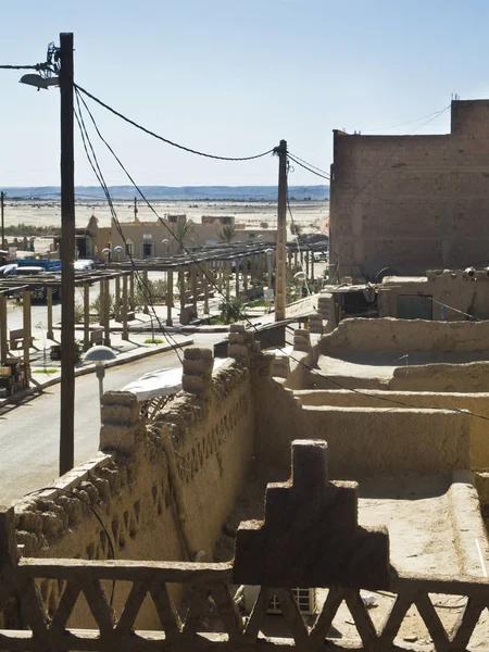 Streetscape Merzouga Marocko Med Sina Typiska Byggnader Limträ Bredvid Öknen — Stockfoto