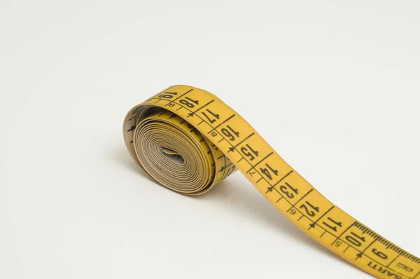 Žlutá Páska Opatření Pro Krejčího Bílém Povrchu — Stock fotografie