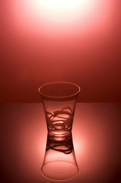 Dekoriertes Glas Beleuchtet Von Einem Farbigen Licht — Stockfoto