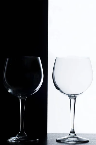 Deux Verres Sur Fond Noir Blanc Contraste — Photo