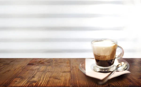 Espresso Ett Träbord Ett Kontor Med Utsikt Över Ett Fönster — Stockfoto