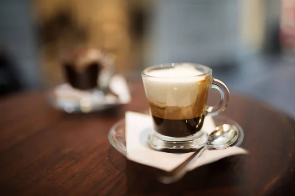 Cafés Especiais Servidos Uma Mesa Madeira Bistrô Com Vista Para — Fotografia de Stock