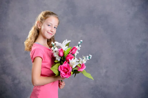 Vacker Blond Flicka Bukett Med Blommor Framför Grå Bakgrund — Stockfoto