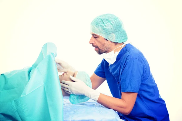 Junger Anästhesist Mit Kehlkopfmaske Und Patient Vor Weißem Hintergrund — Stockfoto