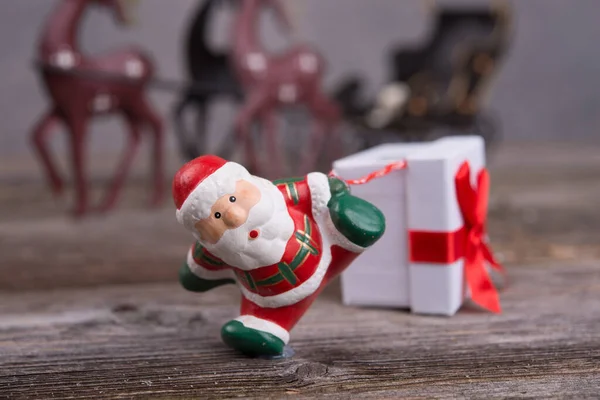 Mały Święty Mikołaj Ciągnąc Białe Pudełko Prezent — Zdjęcie stockowe