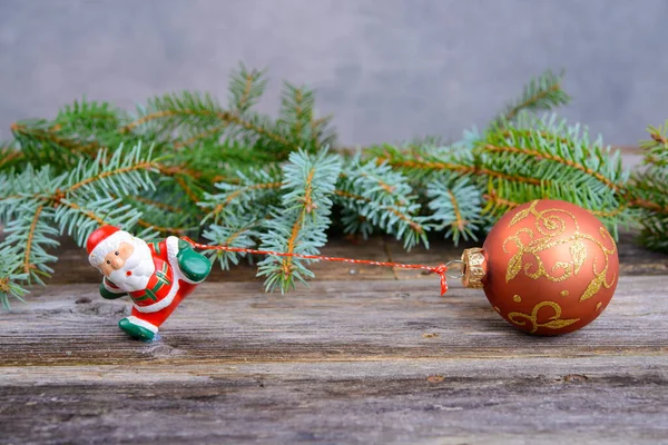 Kleine Kerstman Trekken Glitter Bal Houten Grond — Stockfoto