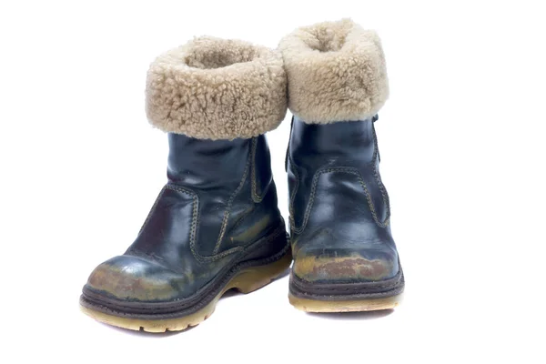 白に隔離された羊の毛皮と古い冬の靴を使用 — ストック写真