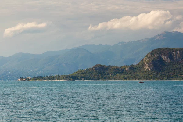 Piękna Zatoka Bardolino Nad Jeziorem Garda — Zdjęcie stockowe