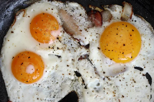 Detalle Los Huevos Fritos Con Tocino Sartén Abundante Desayuno — Foto de Stock