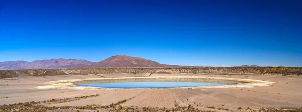 ボリビアのアルティプラノの遠隔地にある大きなクレーター — ストック写真