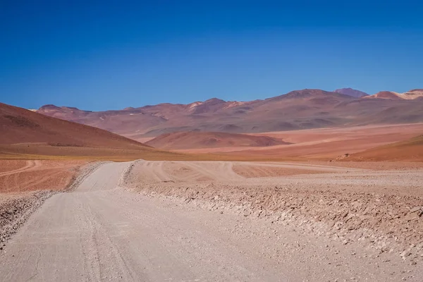 Pustynna Droga Przez Odległą Część Południowego Altiplano — Zdjęcie stockowe