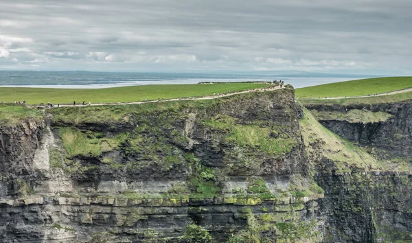 Pessoas Caminhando Caminho Topo Dos Penhascos Moher Dia Nublado Nublado — Fotografia de Stock