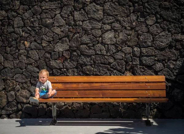 Kleiner Junge Ruht Sich Einem Heißen Sommertag Auf Einer Holzbank — Stockfoto