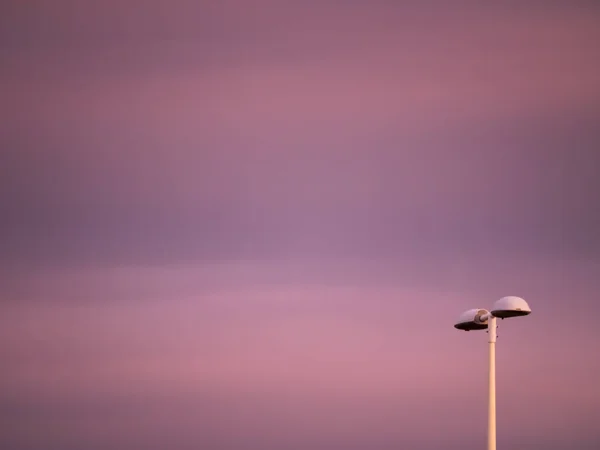 Horizontales Bild Eines Violetten Himmels Der Abenddämmerung Mit Laternenpfahl Vordergrund — Stockfoto