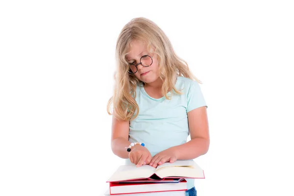 本と丸い眼鏡をかけた甘い面白い女の子 — ストック写真