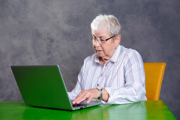 Cinza Peludo Mulher Idosa Usando Laptop Mesa — Fotografia de Stock
