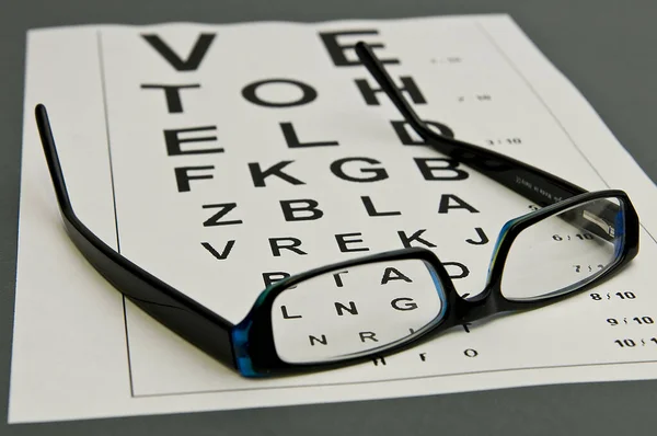 Eine Brille Auf Einem Testblatt Für Das Fernsehen — Stockfoto