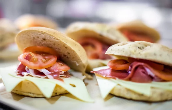 Ontbijt Broodjes Een Bord Gevuld Met Cheddar Kaas Prosciutto Ham — Stockfoto