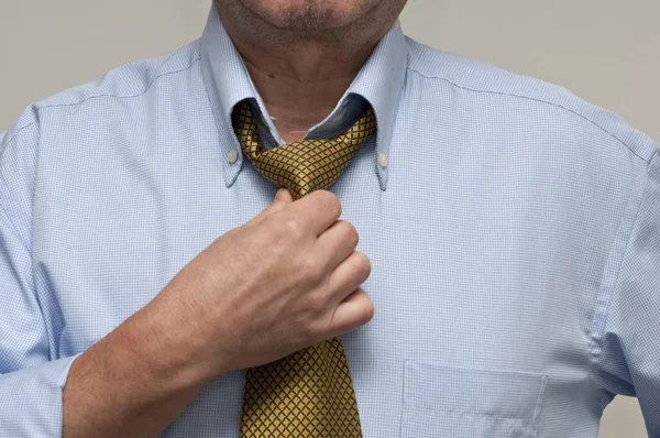 Mężczyzna Zawiązujący Krawat — Zdjęcie stockowe