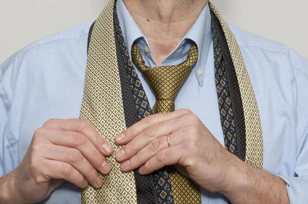 넥타이를 고르는 — 스톡 사진