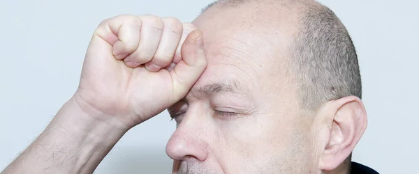 Ein Mann Mit Kopfschmerzen — Stockfoto