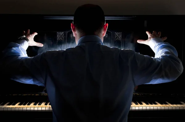 一个人弹钢琴 — 图库照片